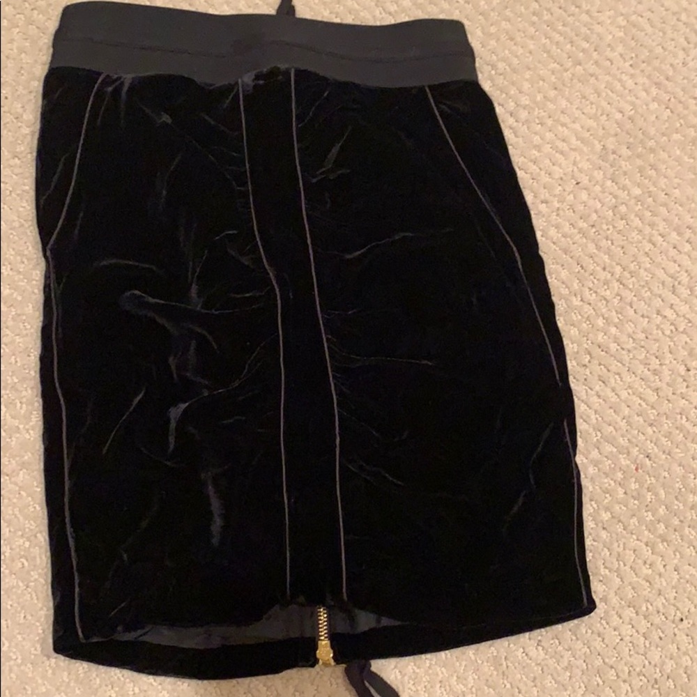 NEGOTIABLE BCBG velvet skirt with zipper